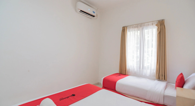 RedDoorz near Alun Alun Bandung 3, Book Hotel Bandung Wetan 