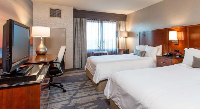 Четырёхместный клубный номер Standard Rochester Airport Marriott
