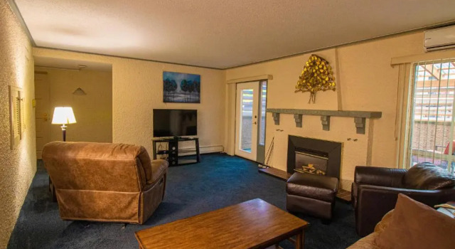 Апартаменты Deluxe Divya Sutra Plaza and Conference Centre, Vernon, BC