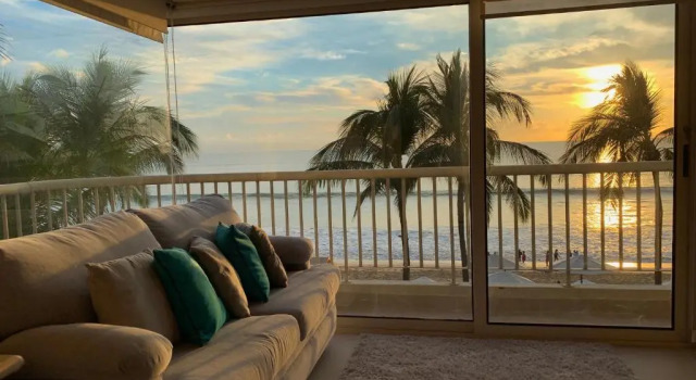 Апартаменты Luxury Beachfront Condo at Krystal Grand Resort - NEWLY REMODELED & NEWLY FURNISHED
