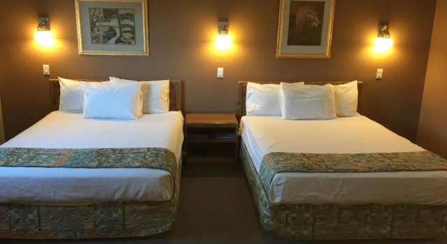 Четырёхместный номер Standard Canadas Best Value Inn Kelowna