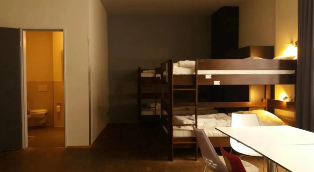 Letto in camerata con vista sul cortile Five Elements Hostel Leipzig