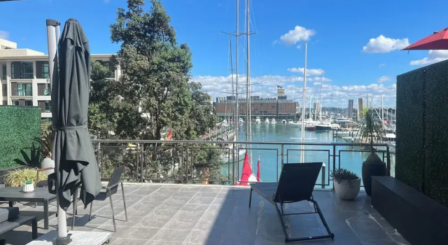 Апартаменты Luxury с балконом и с видом на гавань Viaduct's Big Balcony Breathtaking Views