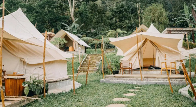 Alamu, Book Bed and Breakfast Hoteller i Sukasada med parkering, Parkering