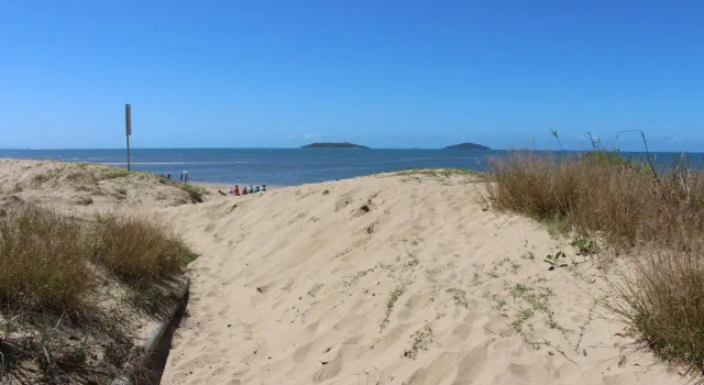 Коттедж Petrie Beach Holiday Home