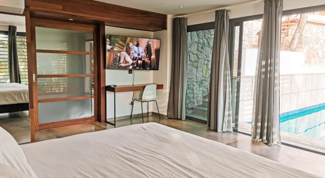 Modern 7 Bedrooms Villa on Private Beach Access, Book Villa Sommerhuse i Las Terrenas, Hytte