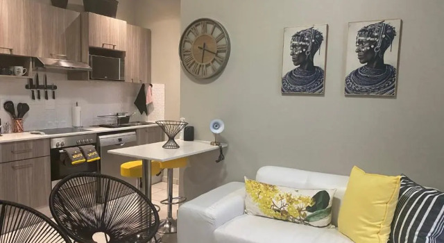 Апартаменты Lovely Rosebank 1-bedroom condo with pool & cinema