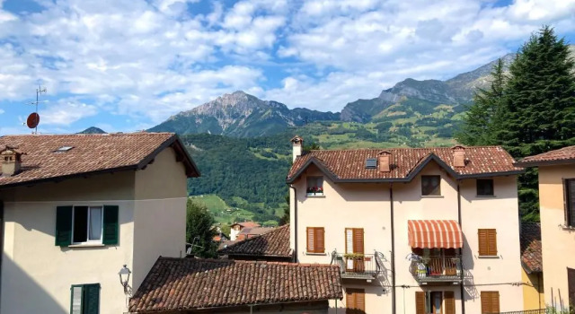 Апартаменты Traditional mountain loft in 15min from Como lake
