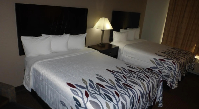 Четырёхместный номер Superior Red Roof Inn Pecos
