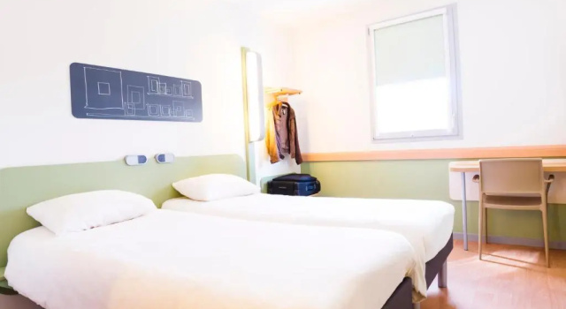 Standard Twin room ibis Valence Sud