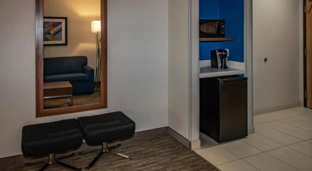 Люкс Holiday Inn Express Hotel & Suites Roseville - Galleria Area by IHG