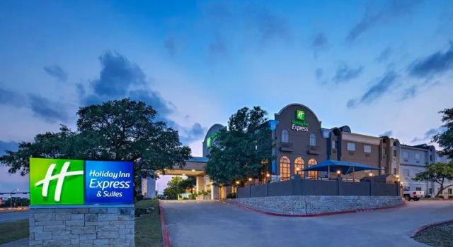 Кровать в общем номере Holiday Inn Express Hotel & Suites Cedar Park by IHG