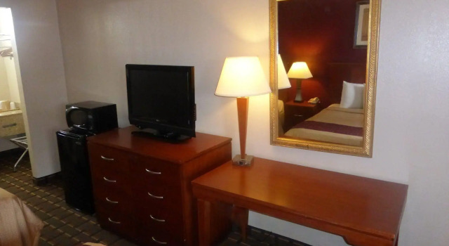 Days Inn & Suites by Wyndham Bossier City LA Shreveport, Забронировать Мини-отель Мини-отели Бошьер-Сити, рядом с Торговый центр Bossier Crossroads, Мини-отель