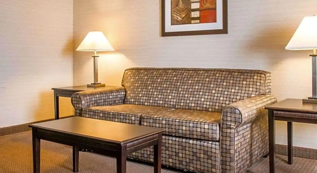 Двухместный люкс Business Quality Inn & Suites Next to the Casino