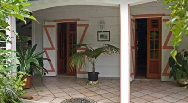 Вилла Villa coloniale en bois du pays