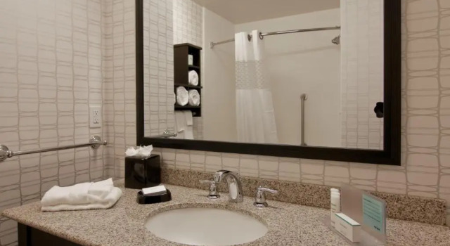 Четырёхместный номер Standard Hampton Inn & Suites Bellevue Downtown/Seattle