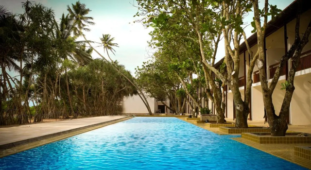 Полулюкс Pandanus Beach Resort & Spa