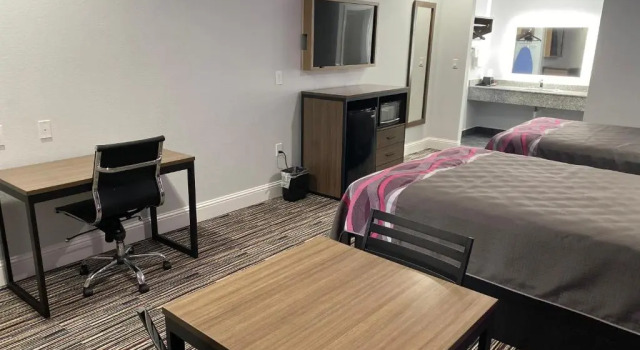 Четырёхместный номер Deluxe Palace Inn Crosby