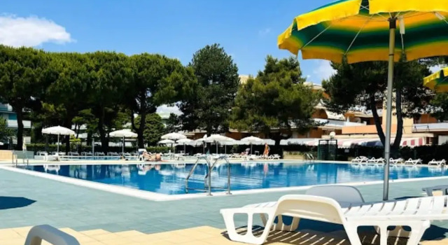 Lovely Flat With Pool Access, Prenota Appartamento Hotel a Veneto con parcheggio, Parcheggio
