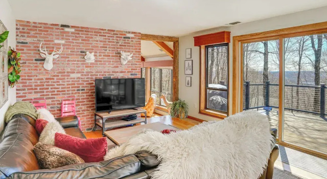 Deck & Game Room: Family Wilmington Retreat, Buchen Sie Ferienhaus  