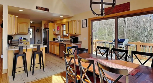 Waves, Waffles & Wifi by Taylor Made Deep Creek, Buchen Sie Ferienhaus Hotels in Maryland mit Parkplatz, Parkplätze
