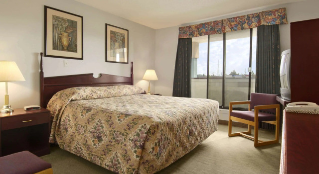 Super 8 by Wyndham Red Deer, Book Mini-hotel Red Deer Central Alberta