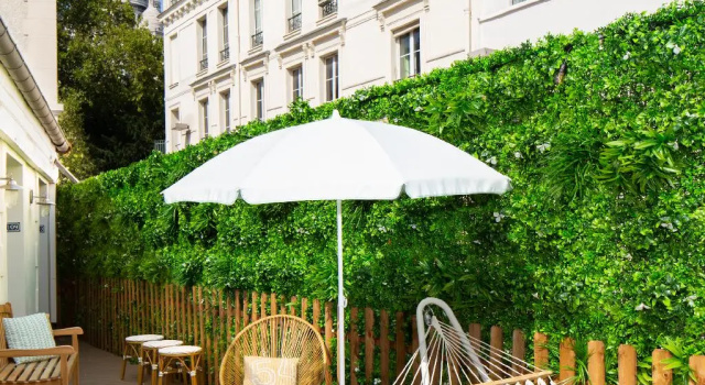 Кровать в общем номере Le Village Montmartre