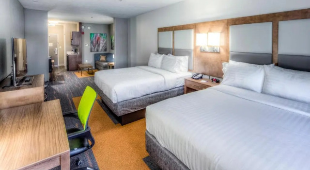 Четырёхместный номер Standard Holiday Inn Express & Suites Cleveland/Westlake by IHG