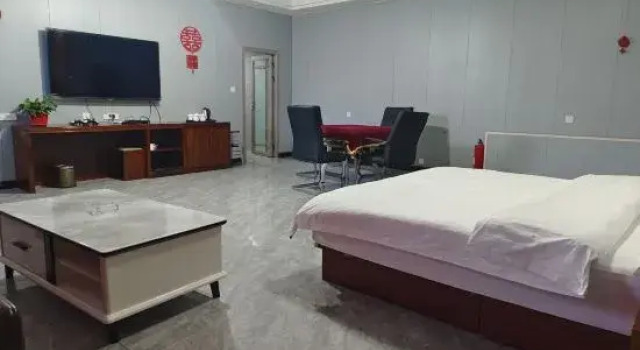 Кровать в общем номере Urad Zhongqi Huawen Business Hotel