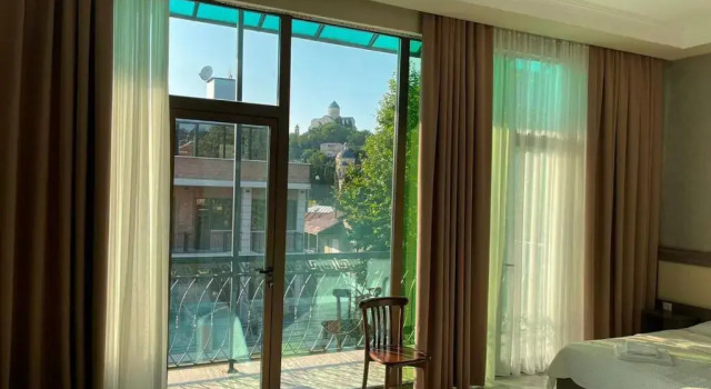 Четырёхместный номер Standard с балконом Discovery Hotel