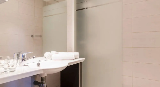 Четырёхместный номер Standard c 1 комнатой Logis Hotels, Hôtel Aquilon, Saint-Nazaire