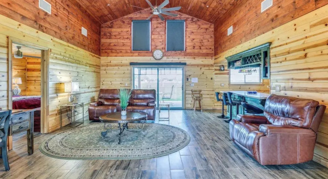 Rustic California Vacation Rental with Rooftop Patio, Reserva ahora Casa o chalet Tulare California