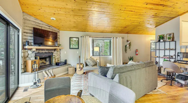 Коттедж 2 Mi to Lake Arrowhead: Treetop Retreat w/ Deck