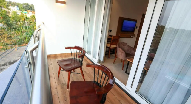 Двухместный номер Deluxe с балконом Hotel Saffron Wayanad