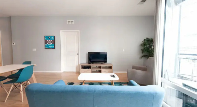 Artsy 2BR in Lincoln Park by Sonder