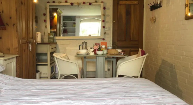 Cosy Cottage ground floor bedroom ensuite with private entrance, Забронировать Дом для отпуска Виллы Исторического графства Суссекса, Вилла