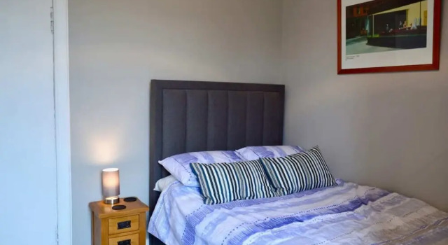 Lovely Traditional 2 Bedroom Flat in Haymarket, Забронировать Отель Отели Эдинбурга 3 звезды, рядом с Scottish Widows Bank Plc, 3*