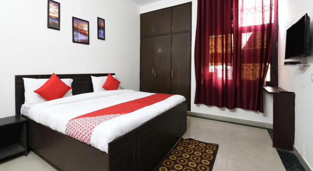 OYO 10747 Perfect Party Inn, Забронировать Отель Нойда штат Уттар-Прадеш