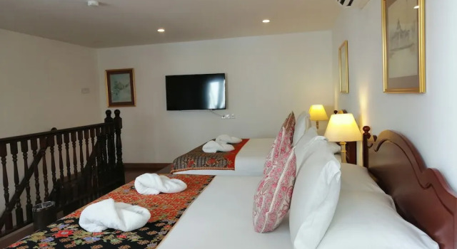 Номер Deluxe с балконом Heeren Straits Hotel