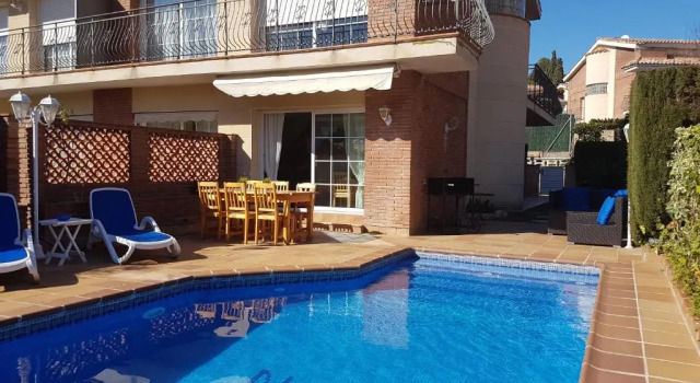 Коттедж Casa con piscina en costa Barcelona