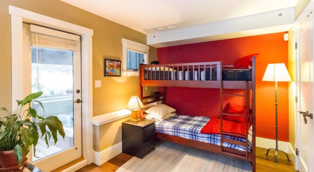 Spacious Town Home with Private Hot Tub, Забронировать Дом для отпуска Коттеджи Уистлер, рядом с Chateau Whistler Golf Course, Коттедж