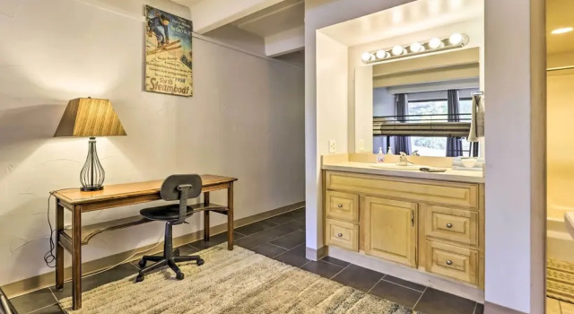 Lakefront Condo w/ Mtn Views in Dillon!, Rezerwuj Apartament Hotele w Vail Ski z parkingiem, Parking
