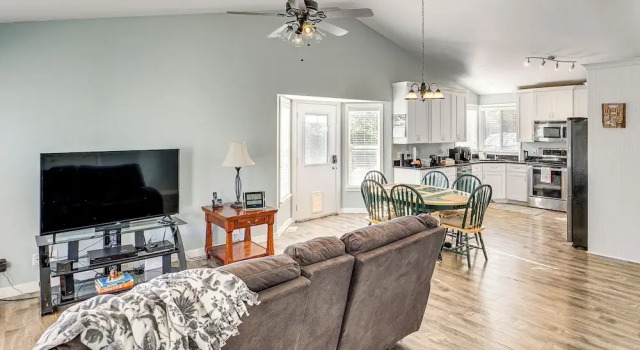 Family Home w/ Fenced Yard Between Provo & Slc!, Book Hotel Hoteller i Riverton med parkering, Parkering