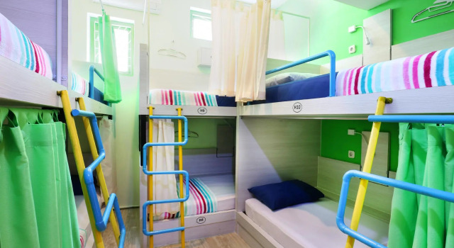 Cama en dormitorio compartido club Mel's Dorm