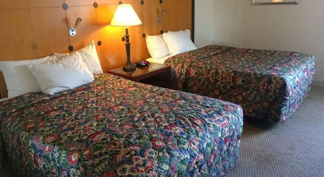Days Inn And Suites Brooklyn Center/ Minneapolis, Varaa Hotelli Hotellit Minnesota pysäköinnillä, Pysäköinti
