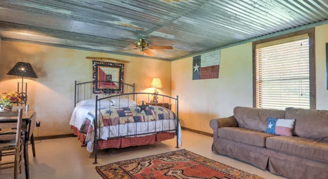 Charming Carmine Studio w/ Pond On 60-acre Farm!, Réserver Appartement Carmine Texas