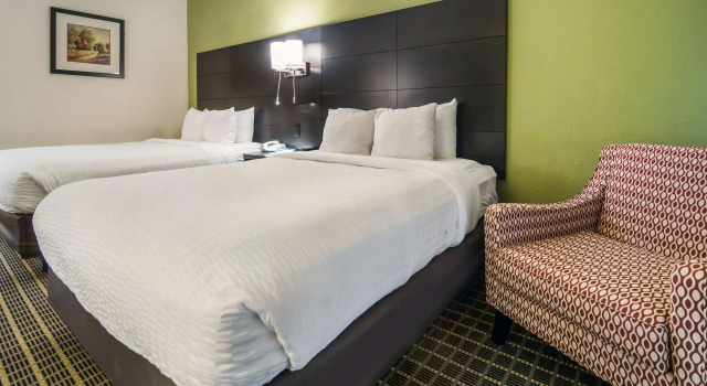 Четырёхместный номер Standard Clarion Inn & Suites Weatherford South