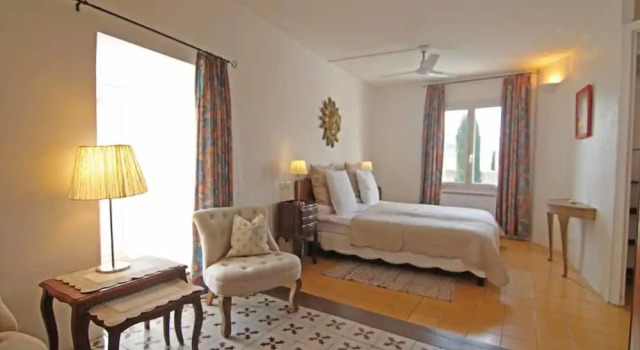 Villa Velleron - Guesthouse in a picturesque village, Забронировать Вилла Виллы Овернь-Рона-Альпы, Вилла