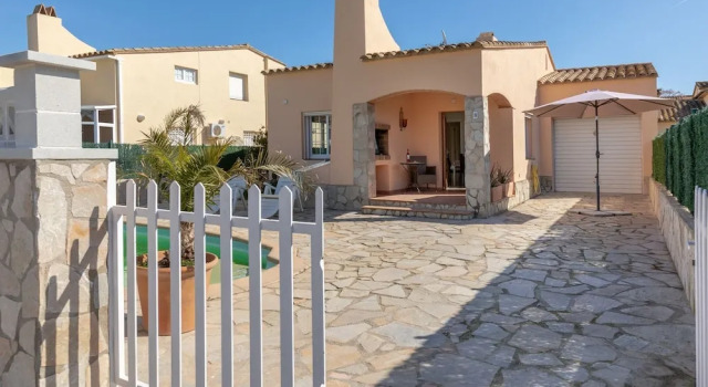 Splendid Holiday Home in St Pere Pescador With Swimming Pool, Забронировать Отель Сан-Пере-Пескадор Alt Empordà, рядом с Пляж Кан-Сопа
