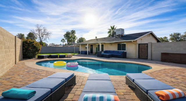 Phoenix Modern Retreat w/ Pool & Putting Green, Забронировать Дом для отпуска Финикс 